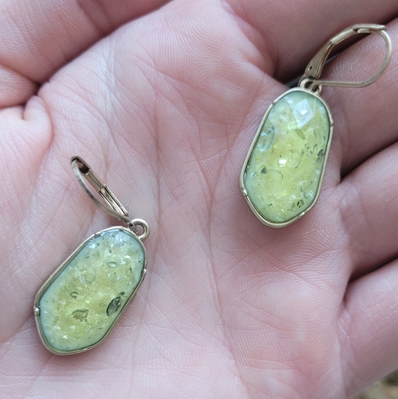 Gold tone green crackle dangle earrings - Picture 2 of 3